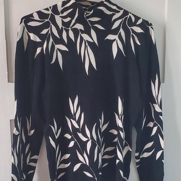 Black and white laurel leaf patterned sweater - Picture 1 of 4